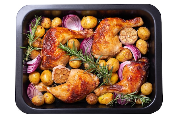 Piernas de pollo con patatas y romero en un plato de horneado aislado en el fondo transparente vista superior