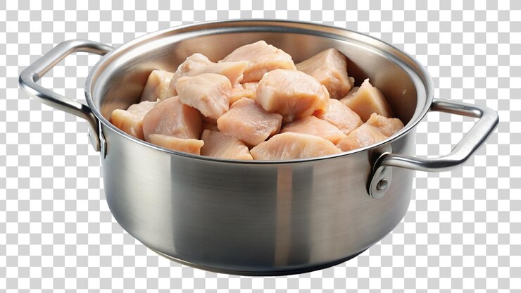 PSD piezas de carne de pollo cruda en una sartén aisladas sobre un fondo transparente