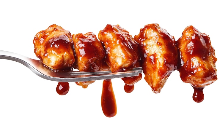 PSD piezas de pollo a la parrilla en el tenedor con salsa goteante en un fondo transparente