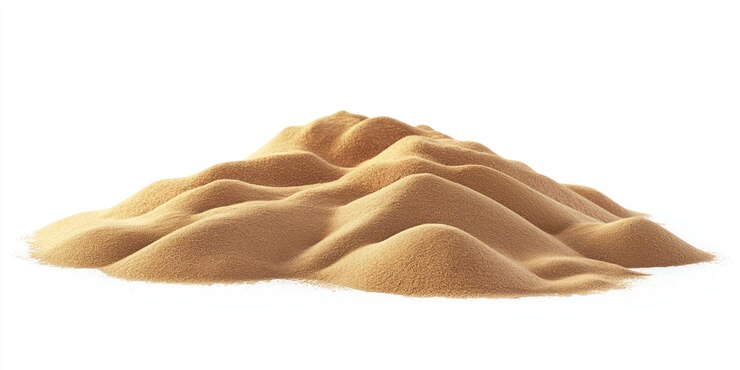 Una pila de arena del desierto con granos marrones y beige en un montículo de fondo gris claro Sin texto o
