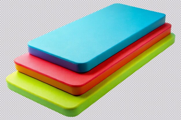 Una pila colorida de cajas de plástico coloridas con una que dice en la parte inferior
