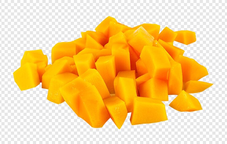 Una pila de cubos de mango recién cortados