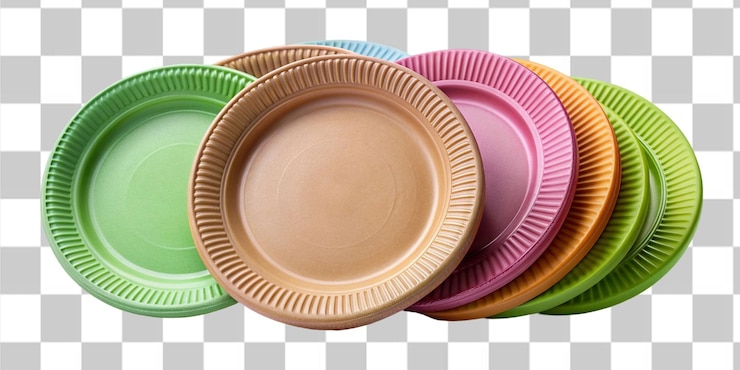 PSD una pila de platos coloridos sobre un fondo transparente