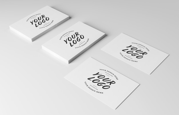 Pile de carte de visite blanche sur une surface blanche