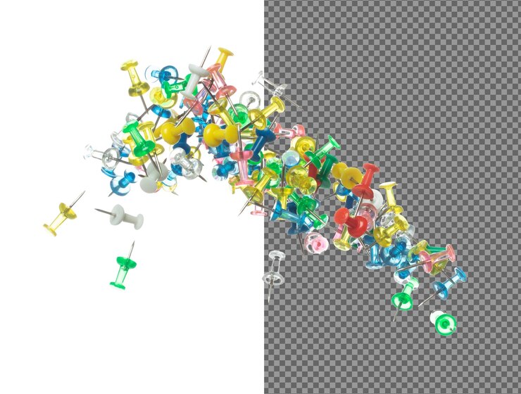 PSD pines de varios colores vuelan flotando en el aire muchos pines de colores de grupo caen como estacionario de la escuela de oficina pines de empuje abstractos explotan desembocado fondo blanco aislado obturador de alta velocidad movimiento de congelación
