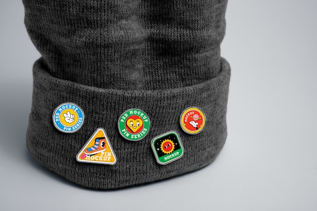 Pins mockup auf beanie nat