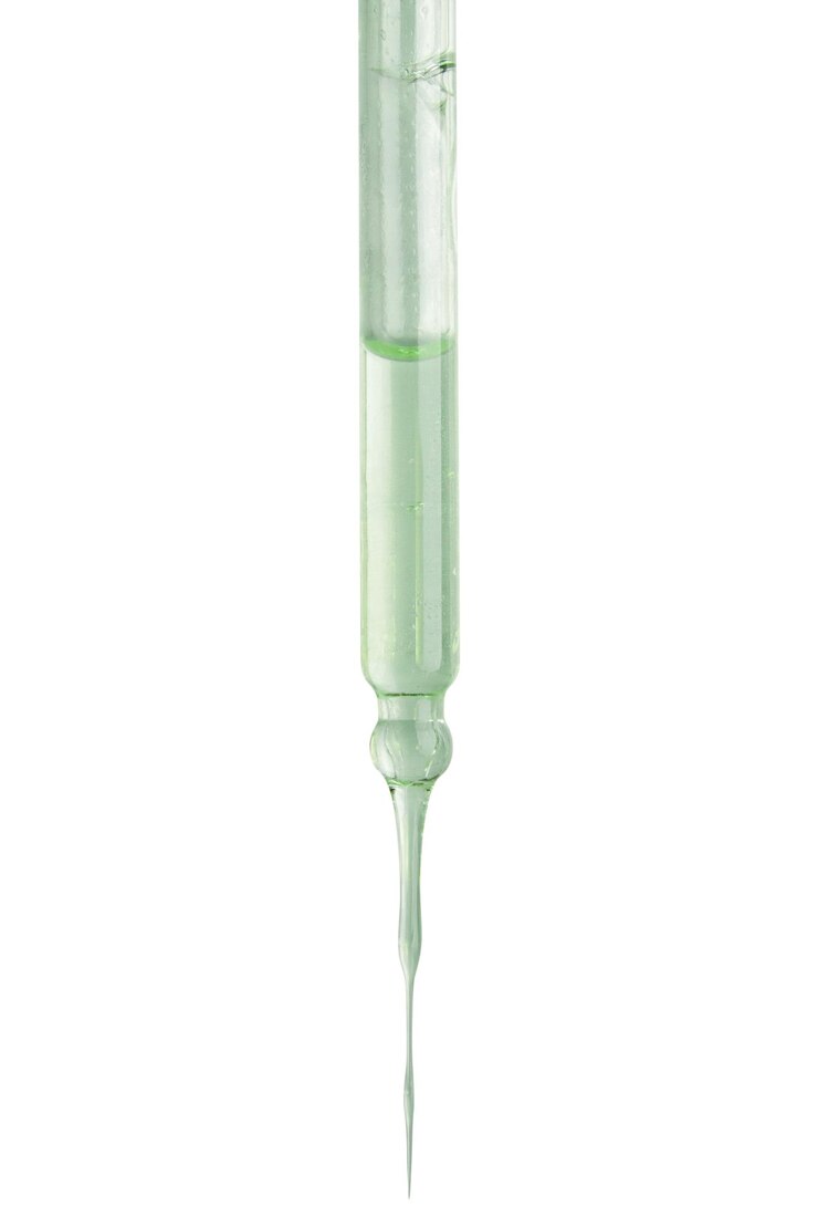 PSD pipetta cosmetica con liquido verde che gocciola su uno sfondo bianco cosmetici naturali