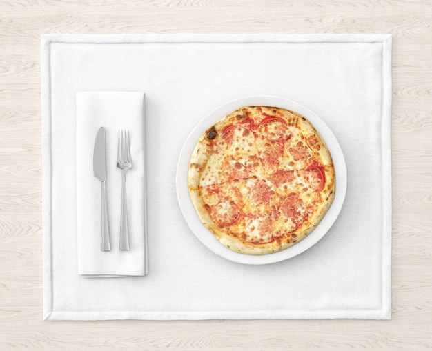 pizza en plato blanco con cubiertos