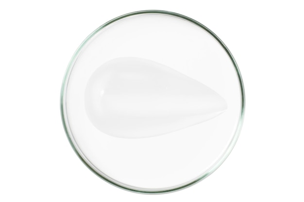 Placa de Petri aislada sobre un fondo vacío Un froto de crema cosmética en una placa de Petri