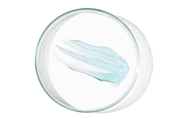 PSD placa de petri con una gota y una mancha de gel transparente o suero sobre un fondo vacío