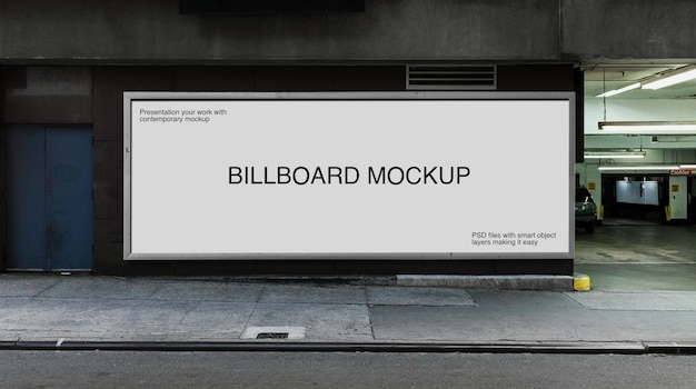 Plakatmodell an einer Wand an der Stadtstraße