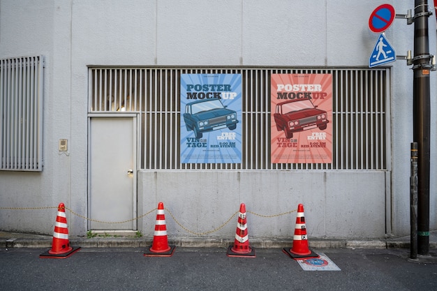 Plakatmodell auf dem parkplatz