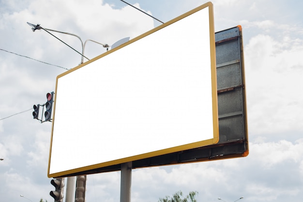 PSD plakatwand mit leerer oberfläche für werbung