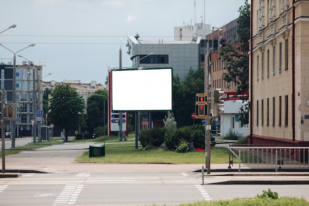 Plakatwand mit leerer oberfläche für werbung