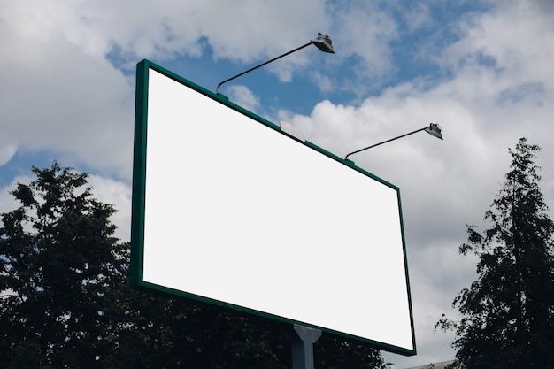 Plakatwand mit leerer Oberfläche für Werbung