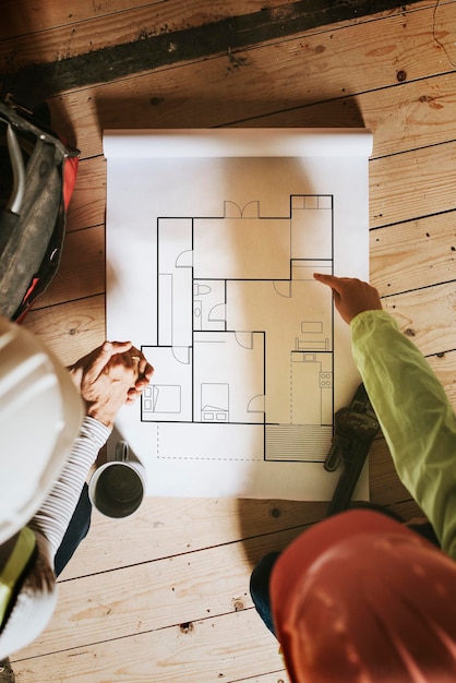 Plan de maquette en papier sur un chantier de construction