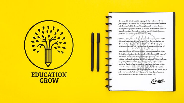 PSD plano de la superficie del escritorio con bolígrafos y cuaderno