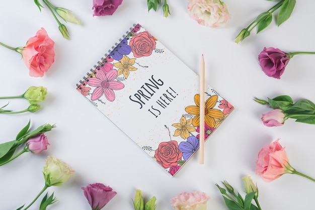 Plantilla de libreta para primavera con flores