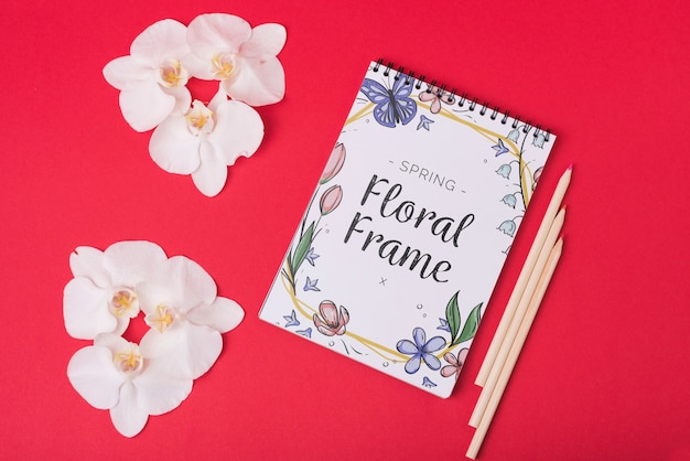 Plantilla de libreta para primavera con flores