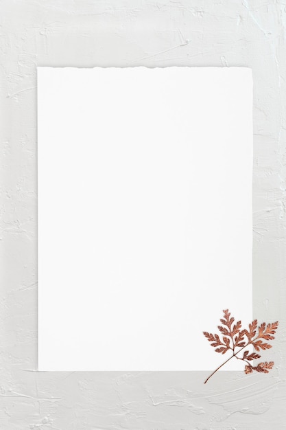 plantilla de papel blanco en blanco con hoja seca