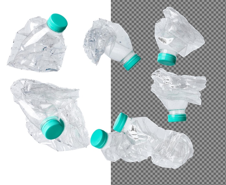 PSD plastikflasche fällt fliegen in der mitte der luft haustier kunststoffflasche schwimmende explosion mit grünem deckel gebrauchte drehung wasser kunststofffleschen werfen in die luft weißer hintergrund isoliert gefrierbewegung hochgeschwindigkeitsverschluss