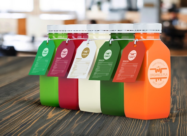 Plastikflaschen mit Etikett in verschiedenen Farben
