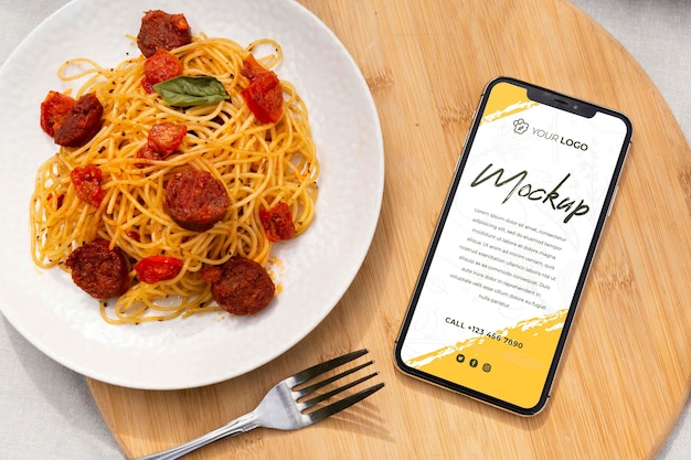 Plat de chorizo avec maquette de smartphone