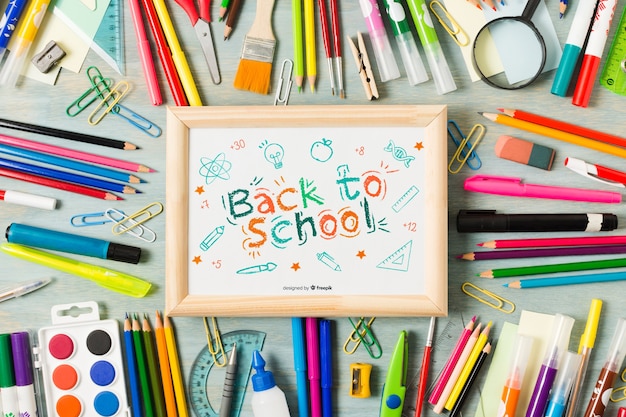 PSD plat lay retour à la commission scolaire avec des crayons