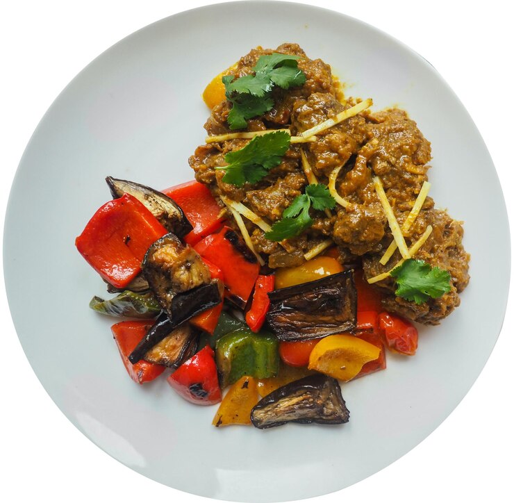PSD plat de viande avec des légumes sur fond blanc