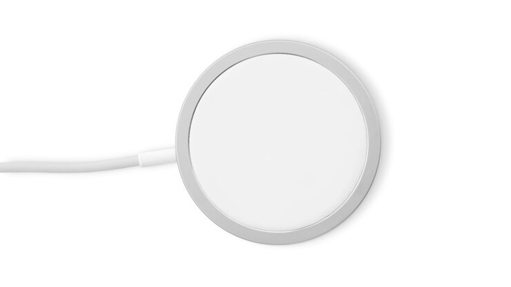 Plataforma de carga inalámbrica con cable sobre un fondo blanco