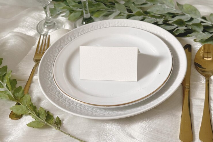 PSD un plato blanco con un borde dorado y una servilleta blanca en él