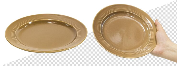 Plato de cerámica vacío en la mano. Aislado del fondo
