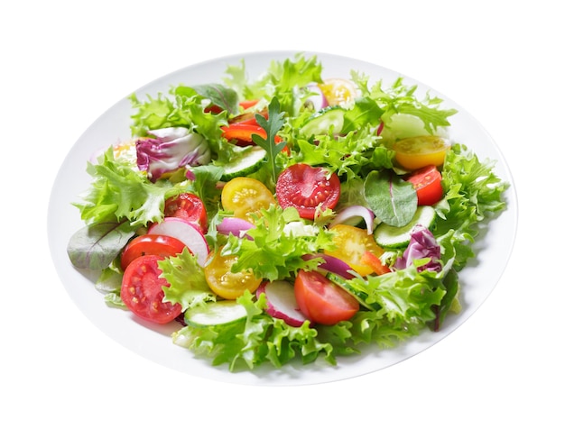 plato de ensalada verde con verduras frescas aisladas sobre un fondo transparente