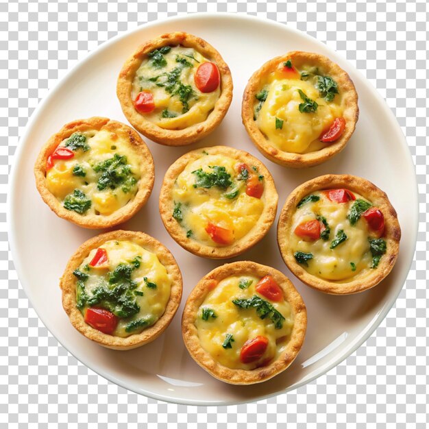 Un plato de mini quiches aislados en un fondo transparente