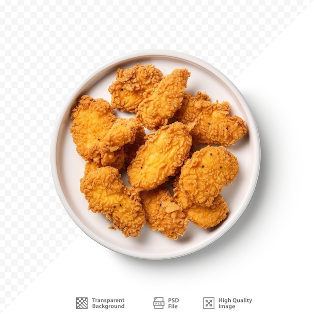 un plato de nuggets de pollo con un plato blanco con una imagen de pollo.