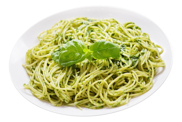 plato de pasta con salsa de pesto aislado sobre un fondo transparente