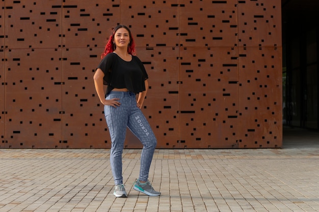 Plein coup femme portant un pantalon à la mode