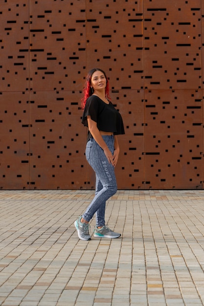 Plein coup femme portant un pantalon à la mode