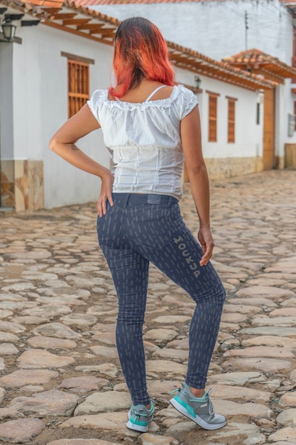 Plein coup femme portant un pantalon à la mode