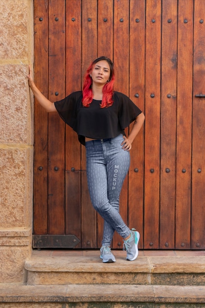 Plein coup femme portant un pantalon à la mode