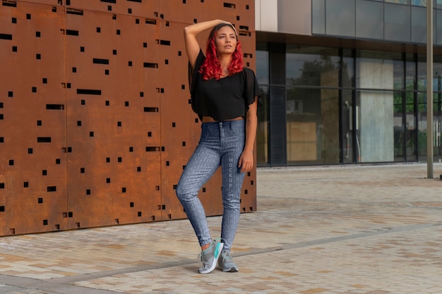 PSD plein coup femme portant un pantalon à la mode