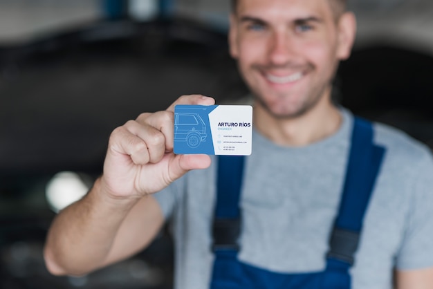 Plombier présentant une carte de visite