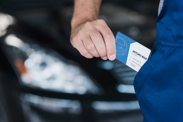 Plombier Présentant Une Carte De Visite