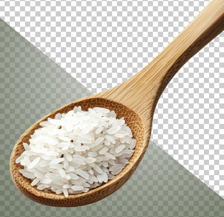 PSD png cocinando con arroz en una cuchara de madera en primer plano