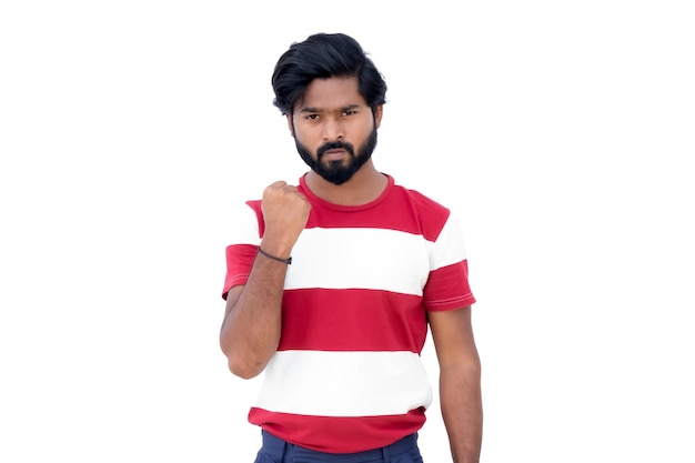 Png de un hombre con barba y con camisa roja y blanca está posando para una foto con el puño en alto