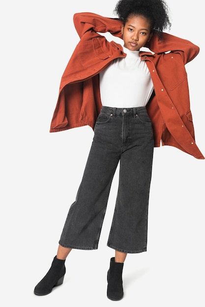 Png-Mädchen-Mockup in orangefarbener übergroßer Jacke, Winterkleidung, Vollkörper-Shoot