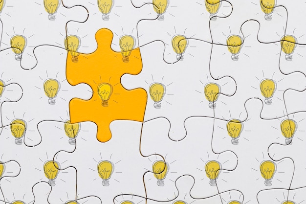 Pohled zhora na puzzle se žárovkami