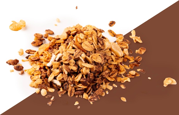 poignée de granola céréales de grain sain pour le yogourt isolé de près