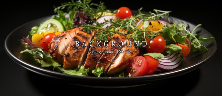 PSD poitrine de poulet grillée avec une salade de légumes frais sur un fond noir