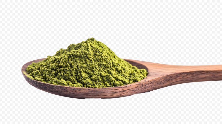 PSD polvo de té verde en una cuchara de madera aislada sobre un fondo blanco